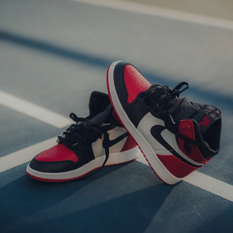 Comment bien choisir sa colle pour chaussures de basket